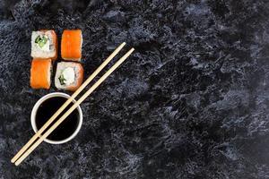 satz von sushi und maki auf steintisch. draufsicht mit kopierraum foto