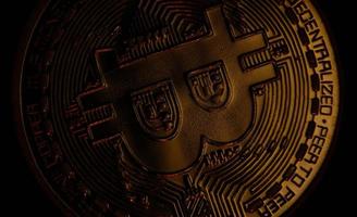 goldenes zeichen bitcoin virtuelle kryptowährung btc. elektronisches dezentrales Geld, modernes Bezahlen, Finanzen, Online-Geschäft, Aktien, Sparen, Investitionen. Bequeme Zahlung auf dem globalen Wirtschaftsmarkt. foto