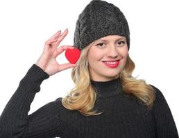 nette attraktive junge Frau mit rotem Herzen. valentinstag kunstporträt. foto