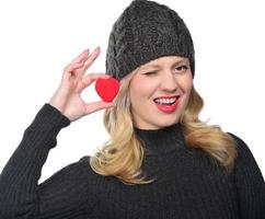 nette attraktive junge Frau mit rotem Herzen. valentinstag kunstporträt. foto