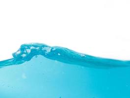 Blaues Wasser spritzt und sprudelt auf weißem Hintergrund, klares blaues Wasser und Wellen foto