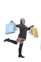 glückliche Frau Ganzkörperporträt mit Einkaufstasche auf isoliertem Studiohintergrund. foto