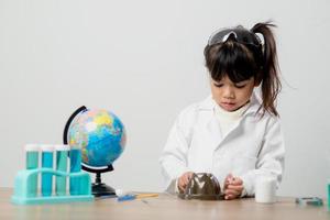 bildung, wissenschaft, chemie und kinderkonzept - kinder oder schüler mit reagenzglasexperimenten im schullabor foto