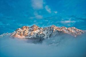 schneebedeckter Berg bei Sonnenuntergang foto