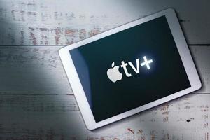 malaga, spanien, 21. dezember 2022, draufsicht auf digitales tablet mit apple tv plus logo auf dem bildschirm. Video-Streaming-Abonnementdienst. foto