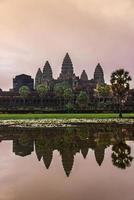 angkor wat ist eine tempelanlage in kambodscha und das größte religiöse denkmal der welt foto