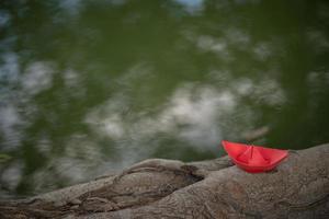 rotes Papierboot oder Origami mit Natur foto