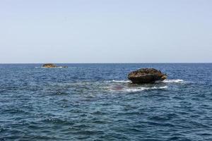 Steine im Mittelmeer. Hintergrund des blauen Himmels und des Meeres in Malta foto