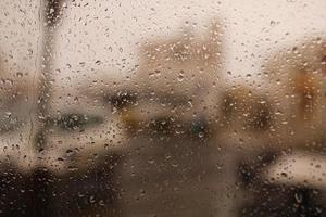 Regentropfen auf dem Fenster. Regentropfen fließen am Glas herunter. Niederschlag, Tropf, Regen, Wassertropfen. foto