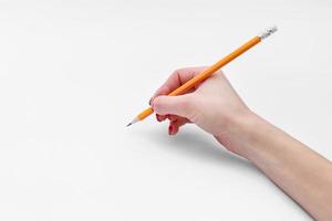 weibliche Hand mit Bleistift isoliert auf weißem Hintergrund, Nahaufnahme, Ausschnitt, Textfreiraum foto