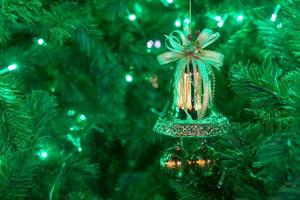 Weihnachtsbaum und Dekorationen und Lichter foto