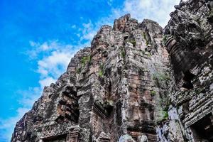 prasat bayon mit lächelnden steingesichtern ist der zentrale tempel des angkor thom-komplexes, siem reap, kambodscha. alte khmer-architektur und berühmtes kambodschanisches wahrzeichen, welterbe. foto