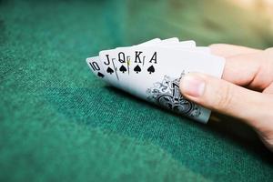 Pokerkarten zur Hand foto