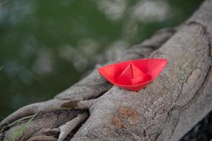 rotes Papierboot oder Origami mit Natur foto