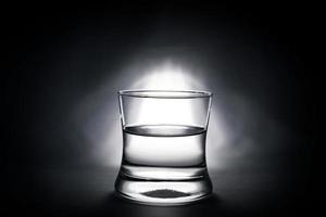 halbes Glas stilles Wasser foto