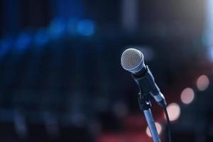 Nahaufnahme des Mikrofons im Konzertsaal oder Konferenzraum foto