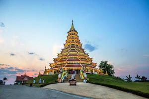 chinesischer tempel - wat hyua pla kang, chiang rai, thailand foto