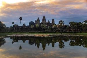 angkor wat ist eine tempelanlage in kambodscha und das größte religiöse denkmal der welt foto