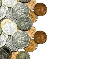 Draufsicht und Ernte britischer Währungsmünzen isolieren auf weißem Hintergrund. foto