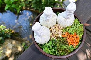 thailändische traditionelle kräuterbällchen und kräuter foto