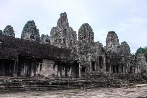 prasat bayon mit lächelnden steingesichtern ist der zentrale tempel des angkor thom-komplexes, siem reap, kambodscha. alte khmer-architektur und berühmtes kambodschanisches wahrzeichen, welterbe. foto