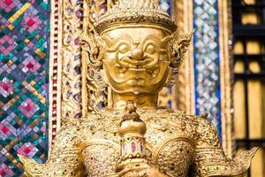 eine statue von yaksa auf tempelwache im tempel des smaragdbuddha, bangkok, thailand foto