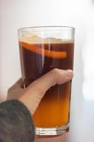 Glas Americano gemischt mit Orangensaft foto