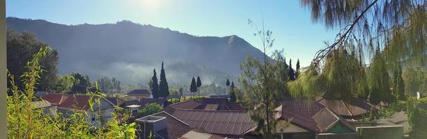 Panoramablick auf die Landschaft des Mount Bromo und seine Umgebung foto