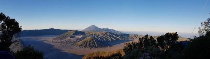 Panoramablick auf die Landschaft des Mount Bromo und seine Umgebung foto