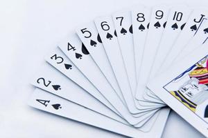 Pokerkarten auf weißem Hintergrund foto