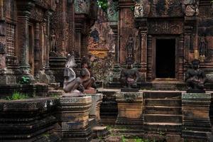 Banteay Srei besteht größtenteils aus rotem Sandstein und ist ein kambodschanischer Tempel aus dem 10. Jahrhundert, der dem hinduistischen Gott Shiva, Siem Reap, Kambodscha, gewidmet ist foto