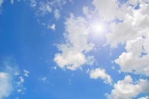 blauer Himmel mit Wolken und Sonne foto