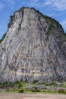 Geschnitztes Buddha-Bild auf der Klippe bei Khao Chee Jan, Pattaya, Thailand foto