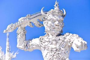 engel der todesstatue im wat rong khun, dem berühmten weißen tempel von thailand foto
