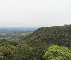 Schöne Aussicht auf die Hügellandschaft in den Bergen von Berastagi foto