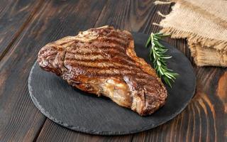 gegrilltes T-Bone-Steak mit frischem Rosmarin foto