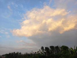 Wolke im Sonnenuntergang mit gelbem Sonnenstrahl foto