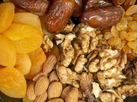 Nüsse und Trockenfrüchte. Walnüsse, Mandeln, getrocknete Aprikosen, Rosinen und Datteln. gesundes essen und snacks. orientalische Süßigkeiten foto