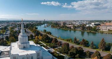 Luftaufnahme des Tempels mitten in der Stadt. foto