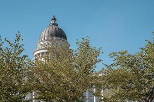 Blick auf State Capitol Building und Bäume mit strahlend blauem Himmel im Hintergrund foto