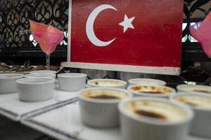 Nahaufnahme von Milchreis serviert in Schüssel auf dem Tisch vor der türkischen Flagge foto