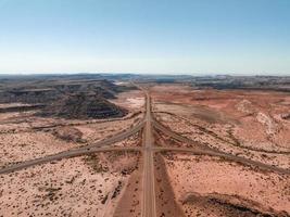 Panoramabild einer einsamen, scheinbar endlosen Straße in der Wüste im Süden Arizonas. foto