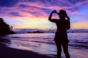 sonnenaufgang am strand im mu koh similan nationalpark foto