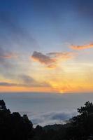 farbenfroher Sonnenaufgang über den Wolken foto