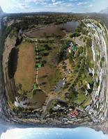 die perspektive der luftdrohne in 360-grad-fotografie bei wodonga ist eine stadt auf der viktorianischen seite der grenze zu new south wales auf der südlichen seite des murray river. foto