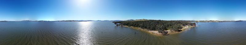 Die Luftdrohnenperspektive in 360-Grad-Fotografie im Bowna Waters Reserve ist eine natürliche Parklandschaft am Ufer des Lake Hume, einem beliebten Bootsstartplatz in Albury, NSW, Australien. foto