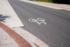 Schild auf der Straße, das das Radfahren erlaubt, neben dem Bürgersteig. Sicherheitskonzept. foto