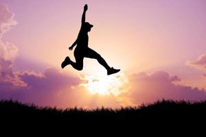 Silhouette eines springenden Mannes. das Konzept des Überspringens, Passierens, Vorwärtsbewegens. foto