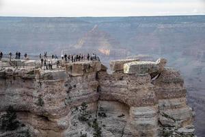 menschen, die den grand canyon nationalpark vom beobachtungspunkt aus erkunden foto