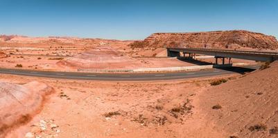 nördlicher arizona-highway durch rote felsen und landschaft. foto